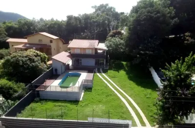 Charmosa casa em ypeville, mairiporã - 4 dormitórios, piscina e vista para a mata - à venda!