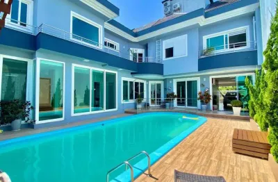Sobrado alto padrão com 3 suítes - piscina - área gourmet - sótão