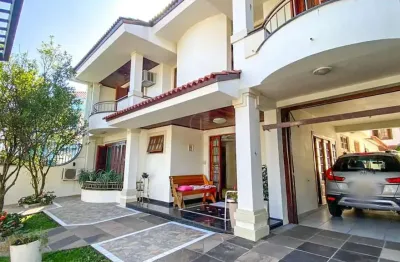 Sobrado com 247,98m² construídos, 03 suítes , hidro, piscina, jardim e ampla vaga de garagem no bairro jardim do lago