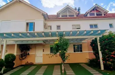 Sobrado mobiliado com 04 dormitórios, transf. em 03 dormitórios, closet, sótão , pátio e 03 vagas para veículos no bairro moinhos de vento