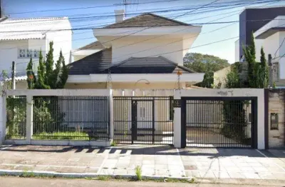 Casa 3 dormitórios, sendo 1 suíte com 02 vagas em ótima localização