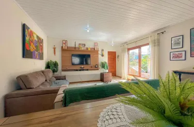 Excelente sobrado no bairro nossa senhora das graças com suite, 2 vagas de caragens coberta e amplo pátio