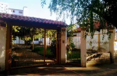 Ótima localização no centro sobrado 03 dormitórios e 05 vagas para veículos