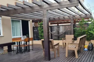 Lindo apartamento térreo, 3 dormitórios, com 159 m2 privativos, com pátio com deck e pergolado.