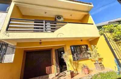 Excelente sobrado de 03 dormitórios. sendo um suíte com hidro e closet, com sacada e duas vagas de garagens no bairro nossa senhora das graças