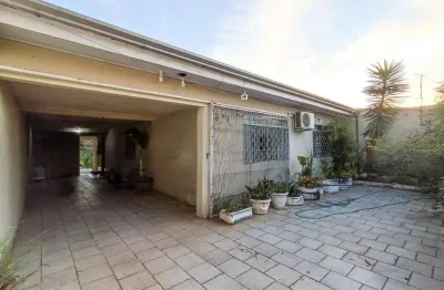 Casa à venda em estância velha, canoas - churrasqueira, varanda e jardim!