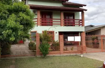 Sobrado de 200m², com sacada e terreno grande, no centro de nova santa rita