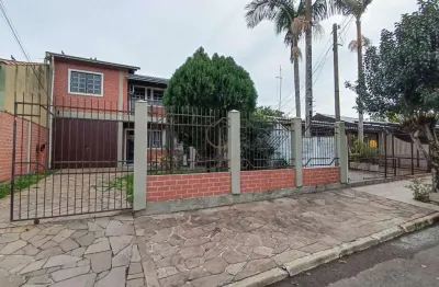 Sobrado de 02 dormitórios, peças amplas, espaço churrasco com 3 vagas de garagens cobertas.