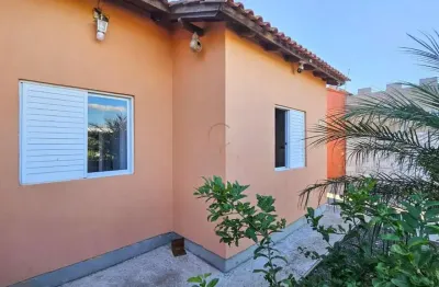 Casa térrea de 03 dormitórios com edícula e espaço para piscina ,02 vagas de garagens no bairro estância velha