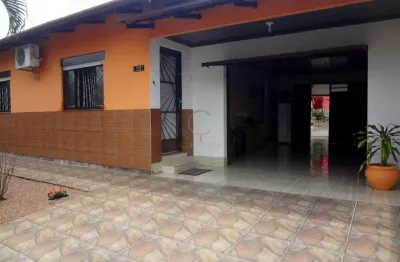 Casa com 2 dormitórios, pátio na frente e fundos, no centro de nova santa rita.