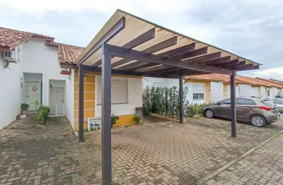Casa de 03 dormitórios com pátio e 02 vagas de garagens