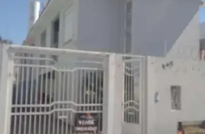 Sobrado 02 dormitórios, sendo 01 suíte com sacada, 01 vaga coberta para carro e churraqueira