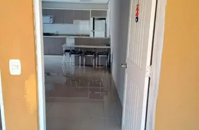 Casa térrea em condomínio, 03 dormitórios e 03 vagas para veículos  no bairro rio branco