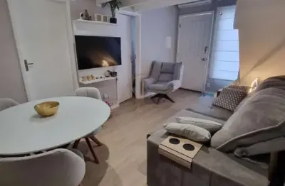 Casa térrea em condomínio, 02 dormitórios e 02 vagas para veículos  no bairro rio branco