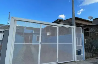 Casa térrea 02 dormitórios, pátio nos fundos, churrasqueira e 02 vagas para veículos no bairro rio branco