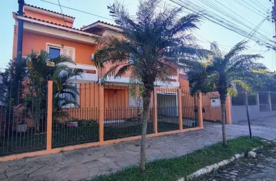 Sobrado 04 dormitórios, sendo 02 suítes, piscina aquecida , placas solares e vaga para 03 veículos no bairro centro