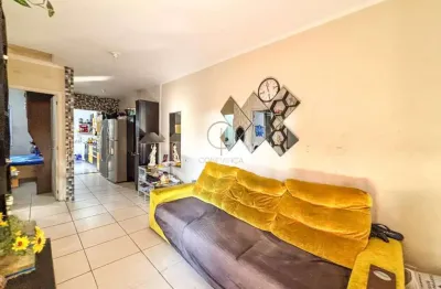 Ótima casa com teto retrátil, móveis planejados de 02 dormitórios, vaga de garagem coberta  e pátio com churrasqueira e fogáo campeiro.