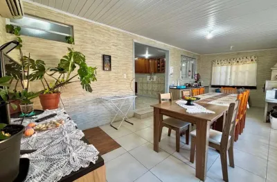 Casa térrea com 3 dormitórios, duas vagas, amplo pátio. excelente localização.