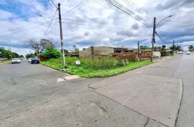 Lote de esquina plano e pronto para construir, com  374m²