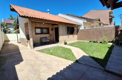 Casa térrea com 2 dormitórios, sendo 1 suíte, 4 vagas, lareira, no bairro igara.