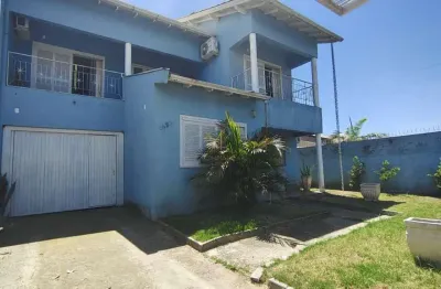 Sobrado diferenciado de 05 dorm. , sendo 03 suítes, laje para  3º pavimento (sotão), salão de festas com espaçp gourmet , 05 vagas para veículos e casa no final do terreno no bairro niterói em canoas