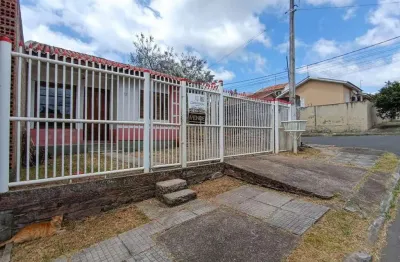 Casa à venda em canoas, olaria - churrasqueira, sala de estar e jardim