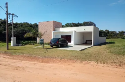 Encante-se com esta belíssima casa térrea que une sofisticação, conforto e lazer em cada detalhe.