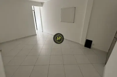 Sala comercial ampla, com 50m² e excelente localização na mata da praia