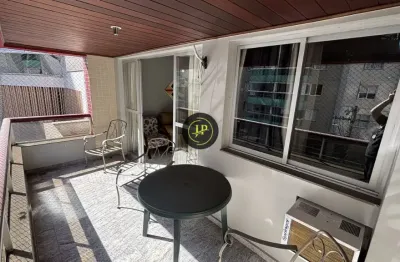 Apartamento com duas varandas e 04 quartos/2 suítes, 2 vagas de garagem na praia da costa