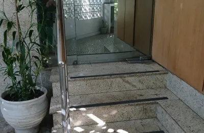 Alugo apto no humaitá com 2 quartos + dependências.              rs 3.700,00