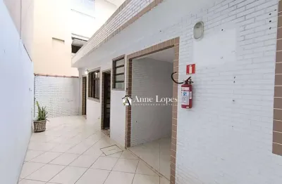 Oportunidade! apê térreo com quintal privativo, a 04 quadras da praia do embaré! localização privilegiada, tudo muito perto pra você!