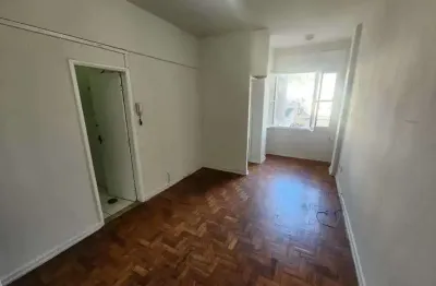 Apto no coração do Rio. Junto ao metrô, e Aterro. Ótimo para morar ou investir. Aceita financiamento