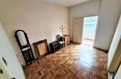 Qto e sala c-varanda. oportuno para morar ou investir. no coração do cento, próximo a lapa e comércio