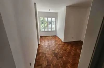 Oportuno no coração de copacabana. fundos silencioso, e bem dividido. 5 minutos do metrô ou praia