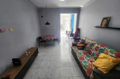 Excelente localização. duas quadras da praia, e 3 minutos ao metrô. apto modernizado e claro