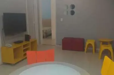 Reformado, silencioso, claro e bem distribuído. uma quadra da praia e metrô