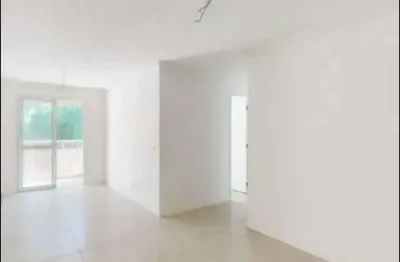 Em edifício modernizado, junto ao Palácio e metrô Catete. 5 minutos da praia