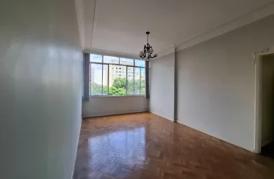 Largo do Machado. Frente ao metrô, no coração da Zona Sul. Duas quadras da praia, vista livre. 3Qtos