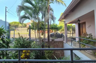 Casa com 05 dormitórios, piscina e 05 vagas no centro de santo ângelo.