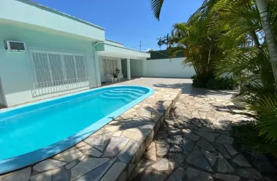 Ampla casa com piscina e área para toda a família desfrutar momentos magníficos
