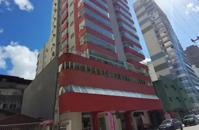 Apartamento com área social privativa e ampla vista da cidade.