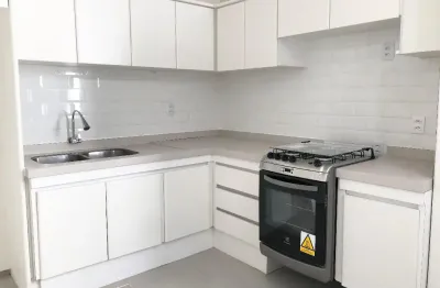 Apartamento de 2 dormitórios no centro de florianópolis. faça tudo a pé