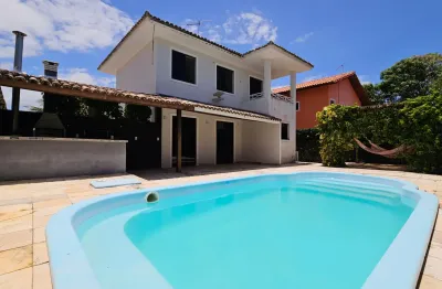 Casa com piscina e churrasqueira em condomínio fechado. loteamento miragem, proximo a praia de villas do atlantico e colegio sartre.