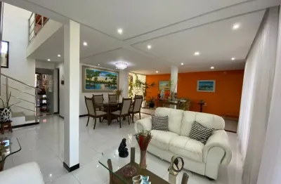 Maravilhosa casa com 03 quartos e piscina em condomínio clube!