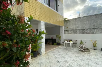 Casa duplex ampla, arejada, e super bem localizada no farol de itapuã!