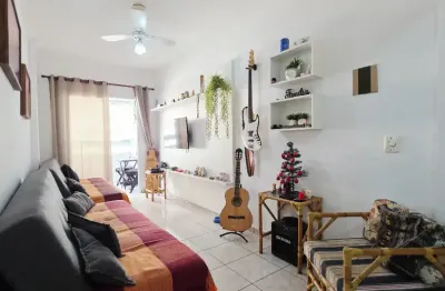 Apto com quintal privativo e sacada em prédio com piscina pertinho da praia