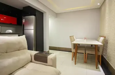 Viva com conforto e comodidade num apartamento semimobiliado, com 2 dormitórios