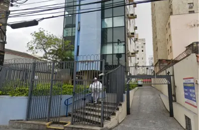 Sala comercial com 33 m², com recepção e 1 sala, 2 banheiros, ar condicionado e 1 vaga
