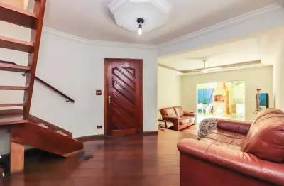 Oportunidade de morar num sobrado com 179m², 3 suítes e 2 vagas