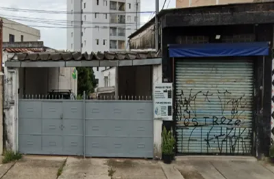 Ótimo terreno para investimento, com moradias, salão e garagem